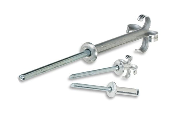 Kniedės plastikui prasiskleidžiančios